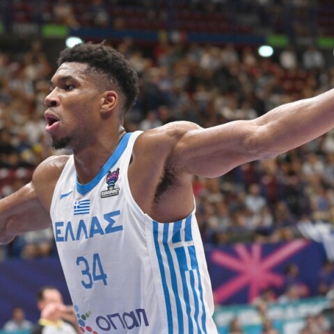 Ο Γιάννης Αντετοκούνμπο στο ματς της Εθνικής Ελλάδος με την Ουκρανία
