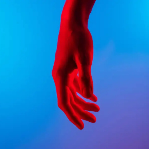 Κόκκινο χέρι σε μπλε φόντο