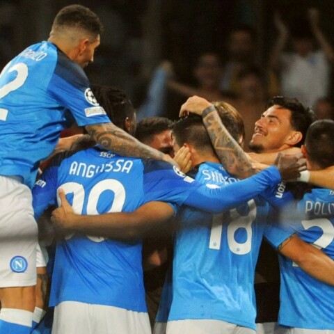 Οι παίκτες της Νάπολι πανηγυρίζουν τη νίκη επί της Λίβερπουλ