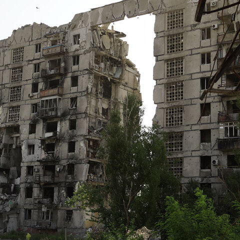 Ρωσο-ουκρανικός πόλεμος: Κατεστραμένη πολυκατοικία στη Μαριούπολη