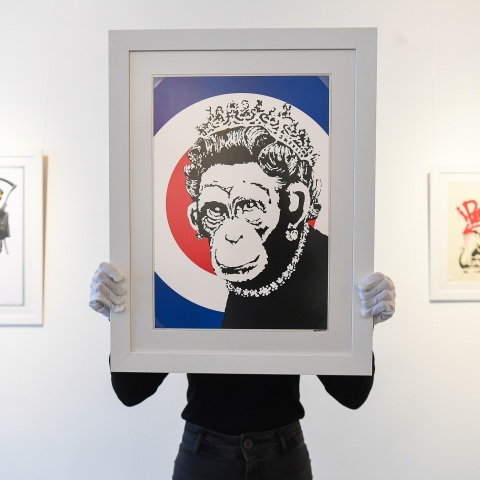 Τα καλλιτεχνικά έργα για τη Βασίλισσα Ελισάβετ Β που προκάλεσαν αντιδράσεις: Οι δημιουργίες των Jamie Reid, Andy Wardhol, Banksy, Lucian Freud, Chris Levine, Hew Locke, George Condo, Justin Mortimer.