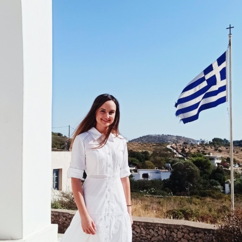 Η Ιωάννα Θεοφανίδου ποζάρει στο σχολείο με φόντο την ελληνική σημαία