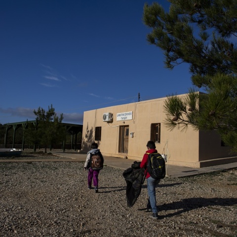 Τα δύο αδέλφια σε φωτογραφία από το παρελθόν πηγαίνουν με τις σάκες στην πλάτη στο σχολείο της Γαύδου