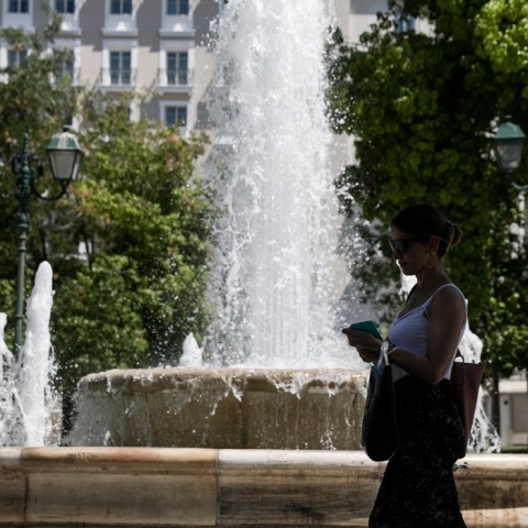 Ο καιρός αύριο: Γυναίκα μπροστά από το σιντριβάνι