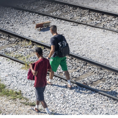 Μετανάστες περπατούν δίπλα στις γραμμές τρένου