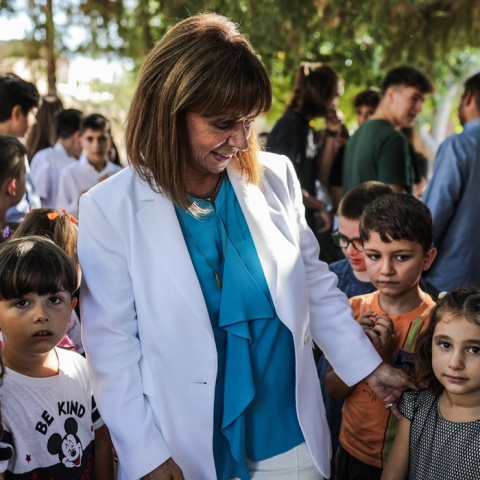 Η Πρόεδρος της Δημοκρατίας, Κατερίνα Σακελλαροπούλου, μαζί με μαθητές στη Χάλκη