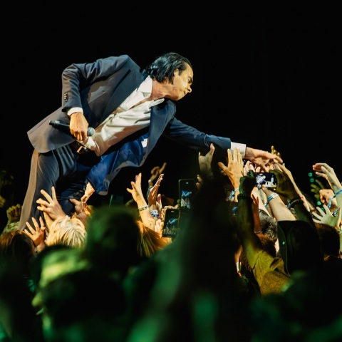 Η εξομολόγηση του Nick Cave για την απώλεια των δυο γιων του, τη στάση του απέναντι στον θάνατο και τη φροντίδα των fans στην περιοδεία του