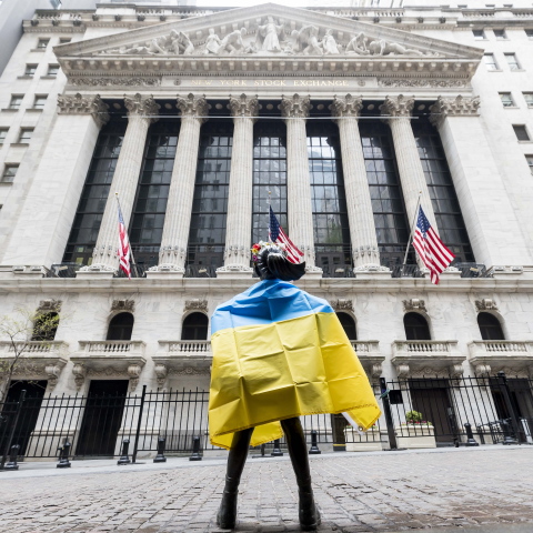 Ουκρανία - Πολίτης που φορά στην πλάτη του την ουκρανική σημαία