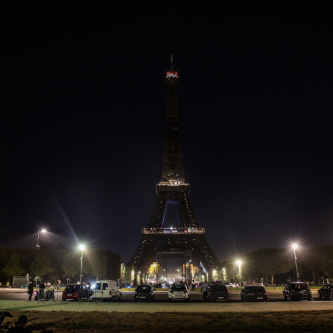 Ο Πύργος του Άιφελ βυθισμένος στο σκοτάδι