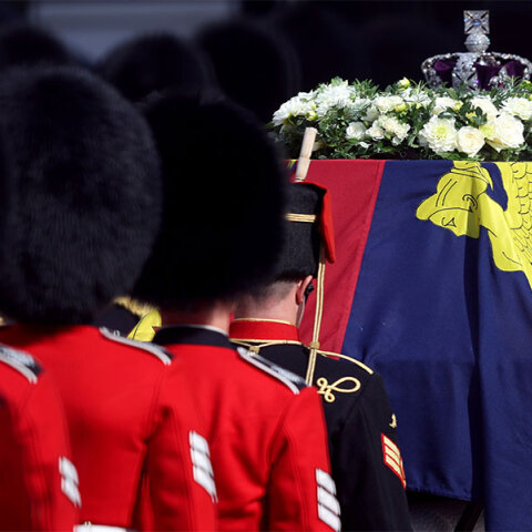 Βασίλισσα Ελισάβετ: Από τα ανάκτορα του Μπάκιγχαμ στο Αβαείο του Γουέστμινστερ