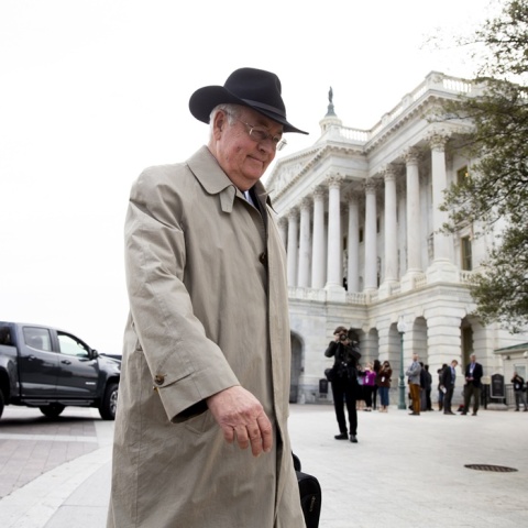 Ο Κένεθ Σταρ με το καπέλο του εισέρχεται στο Καπιτώλιο