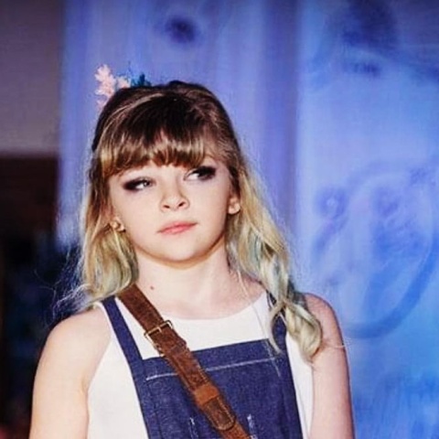 H Noella McHaker περπατά στην πασαρέλα