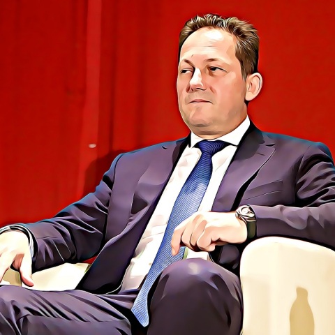 Ο Μάνος Βουλαρίνος σχολιάζει τη φράση του αναπληρωτή υπουργού εσωτερικών, Στέλιου Πέτσα, «όποιος αρνείται να προσαρμοστεί, δυστυχώς πεθαίνει»