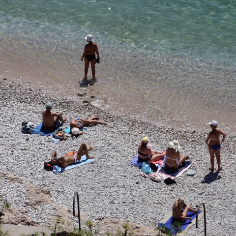 Πολίτες απολαμβάνουν το μπάνιο τους σε παραλία