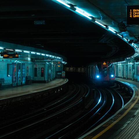 Μπλε φώτα στην πόλη