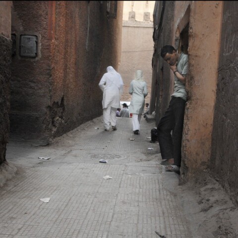 Στιγμιότυπο από δρόμο της Μέλα, της φτωχής συνοικίας της Μεδίνα όπου ανύπαντρες γυναίκες αναγκάζονται να εκπορνεύονται για να συντηρήσουν τον εαυτό τους ή τα παιδιά τους