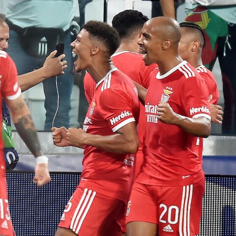 Οι παίκτες της Μπενφίκα πανηγυρίζουν τη νίκη επί της Γιουβέντους