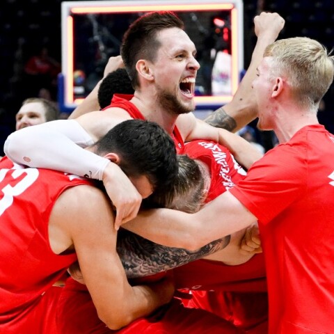 Οι παίκτες της Εθνικής Πολωνίας πανηγυρίζουν τη νίκη επί της Σλοβενίας