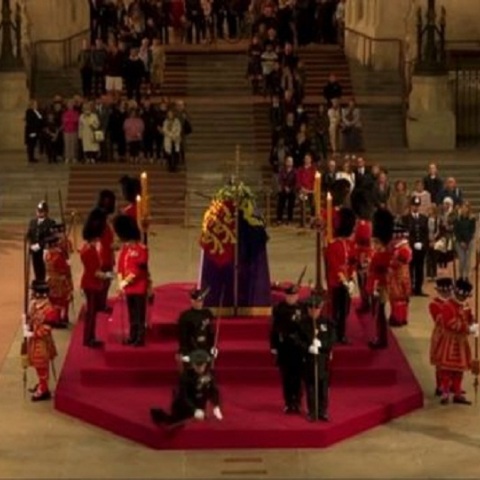 Φρουρός λιποθυμά μπροστά από το φέρετρο της βασίλισσας Ελισάβετ