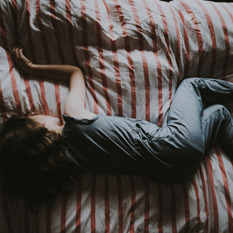 Κοριτσάκι που κοιμάται σε κρεβάτι