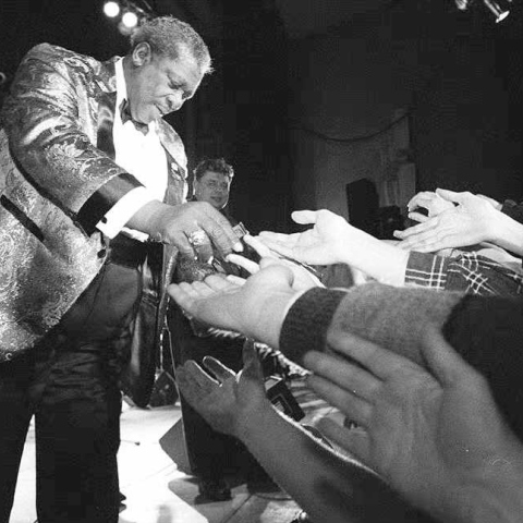 Σαν σήμερα τo 1925 γεννήθηκε ο B.B King, η μεγάλη μορφή των blues, που πήρε από νωρίς το προσωνύμιο “Beale Street Blues Boy”, το οποίο κόπηκε σε “Blues Boy”. Σ’ αυτό αναφέρονται και τα δύο “B” του ονόματός του.