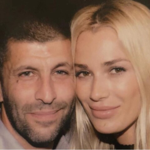 Ο δολοφονημένος Γιάννης Μακρής (αριστερά) με τη σύζυγό του, Βικτώρια Καρύδα