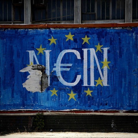 Οι δύο πλευρές της εφαρμογής των μνημονίων στην Ελλάδα και οι δύο στρατηγικές για το μέλλον της ελληνικής οικονομίας.