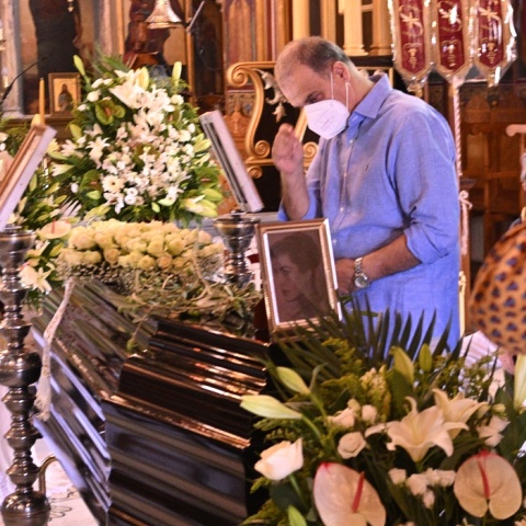 Το φέρετρο της Ειρήνης Παπά στον ιερό ναό όπου τελείται η εξόδιος ακολουθία