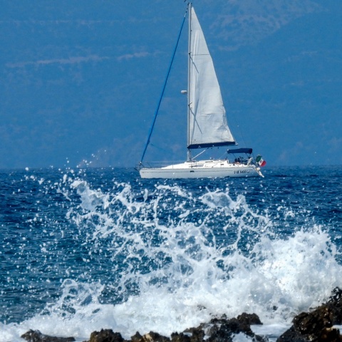 Καιρός: Ιστιοφόρο πίσω από εικόνα με κύμα της θάλασσας να σκάει στη στεριά
