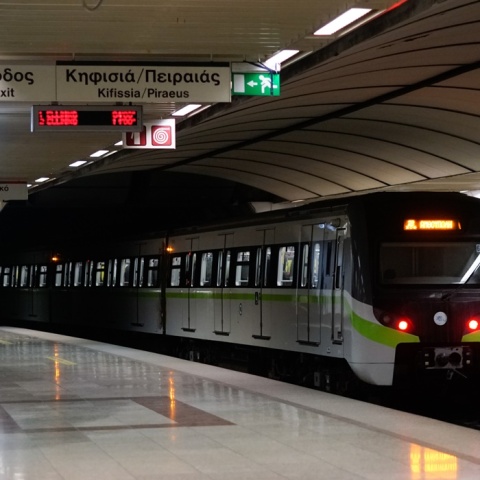 Συρμός σε σταθμό του μετρό