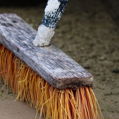 Συνελήφθη γυναίκα στη Νάξο επειδή χτύπησε με σκουπόξυλο τον σύζυγό της