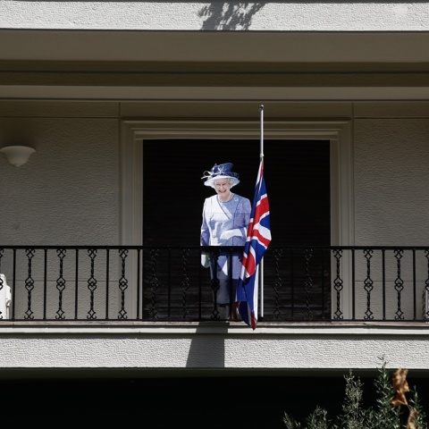 Ομοίωμα της βασίλισσας Ελισάβετ σε μπαλκόνι της Αθήνας