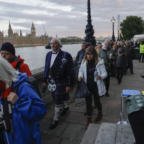 Πολίτες με νερά στα χέρια και με επίσημη ενδυμασία περιμένουν στην ουρά για το αντίο στη βασίλισσα Ελισάβετ