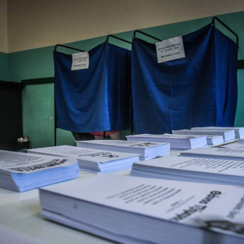 Στιγμιότυπο από την εκλογική διακδικασία σε εκλογικό τμήμα της Αθήνας 