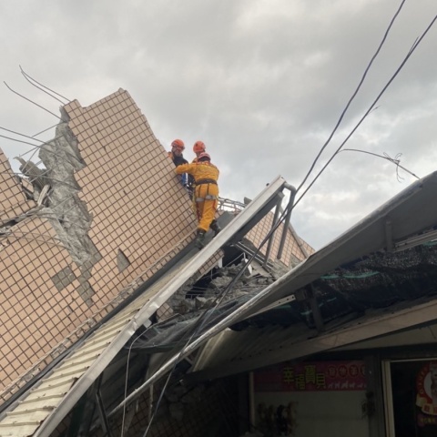Σεισμός στην Ταϊβάν: Διασώστες στα συντρίμμια