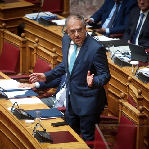 Ο υπουργός Προστασίας του Πολίτη, Τάκης Θεοδωρικάκος, στο βήμα της Βουλής