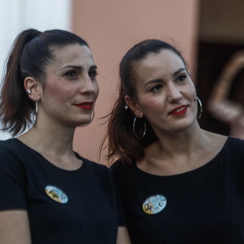 Δίδυμες γυναίκες στη συνάντηση των Τρικάλων