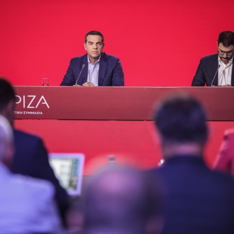 Ο Αλέξης Τσίπρας και ο Νάσος Ηλιόπουλος σε έδρανο για τη συνέντευξη Τύπου στη ΔΕΘ