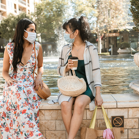 Δύο φίλες συζητούν φορώντας μάσκα για τον κορωνοιο