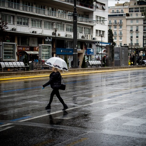 Κακοκαιρία αναμένεται να πλήξει αύριο Τετάρτη 21/9 πολλές περιοχές της χώρας, με τοπικές βροχές, σποραδικές καταιγίδες αλλά και αισθητή πτώση της θερμοκρασίας.