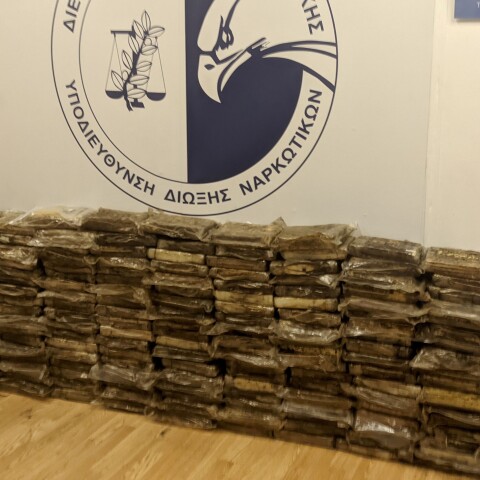 Η Ελληνική Αστυνομία κατέσχεσε 173 κιλά κοκαΐνης, αξίας 6 εκατ. δολαρίων – Τα ναρκωτικά έφτασαν στον Πειραιά από τη Νότια Αφρική μέσα σε ειδική κρύπτη. 