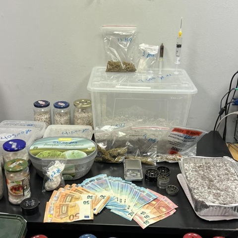 Αστυνομικός σκύλος βρήκε παραισθησιογόνα μανιτάρια που καλλιεργούσε φοιτητής στην Άρτα - Ο 25χρονος έκρυβε τα τροποποιημένα ναρκωτικά  στο σπίτι του.