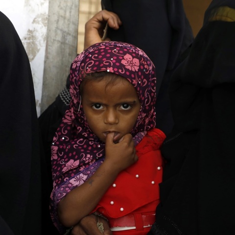 Κοριτσάκι με μαντήλα στην Υεμένη έχει το χεράκι του στο στόμα