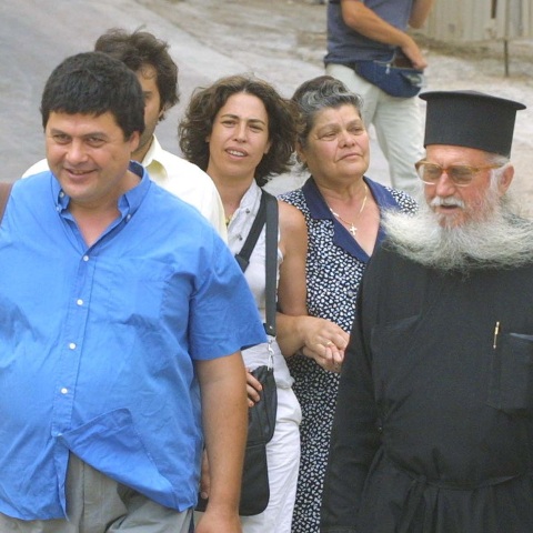 Σε ηλικία 93 ετών απεβίωσε ο ιερέας Τριαντάφυλλος Ξηρός, πατέρας των Χριστόδουλου και Σάββα που κρατούνται στις φυλακές για τη συμμετοχή τους στη 17Ν – Αρνήθηκαν να παραστούν στην κηδεία συνοδεία των ΕΚΑΜ τα αδέλφια. 