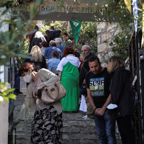 Άγιοι Ισίδωροι Λυκαβηττού πολίτες στην είσοδο του ναού