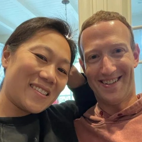 Γονείς για τρίτη φορά θα γίνουν ο Mark Zuckerberg και η σύζυγός του Priscilla Chan. O ιδρυτής του Facebook γνωστοποίησε το φύλο του μωρού στο Instagram.