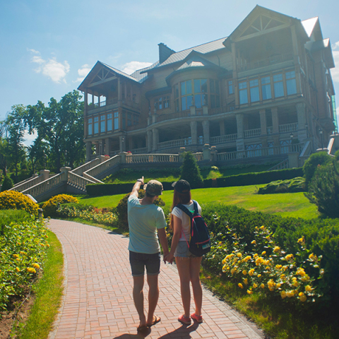 Νεαρό ζαυγάρι μπροστά από πολυτελές σπίτι