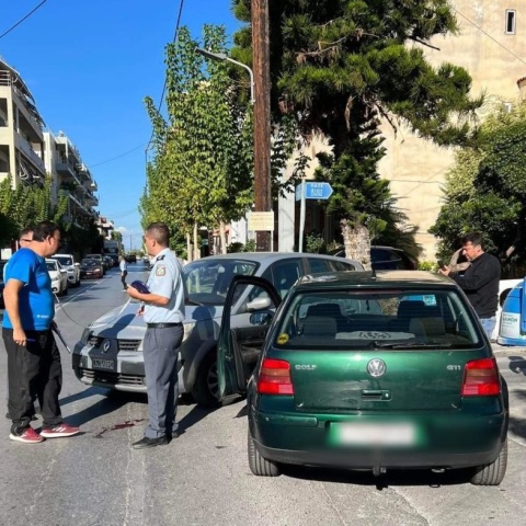 Καλαμάτα: Τρελή πορεία ηλικιωμένου οδηγού Ι.Χ: Τραυμάτισε οδηγό μηχανής, δύο μαθητές και έπεσε πάνω σε άλλο αυτοκίνητο.