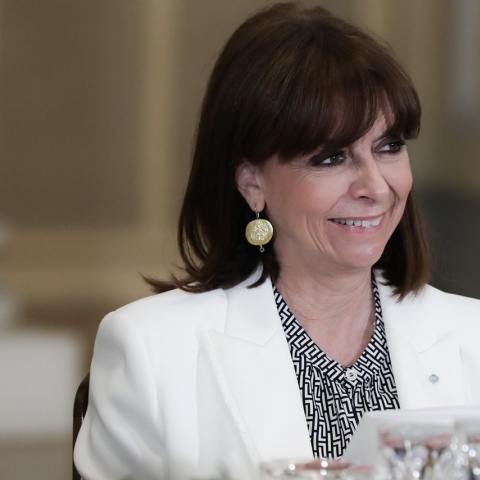 Κατερίνα Σακελλαροπούλου: Στο πλαίσιο της επίσκεψής της στη Σύρο, η Πρόεδρος της Δημοκρατίας ανακηρύχθηκε επίτιμη δημότης του νησιού. 