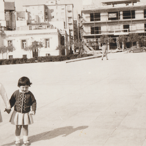 Η Μανίνα Ζουμπουλάκη με την αδερφή της μπροστά στο μαυσωλείο του Μεχμέτ Αλή στην Καβάλα στα 60s